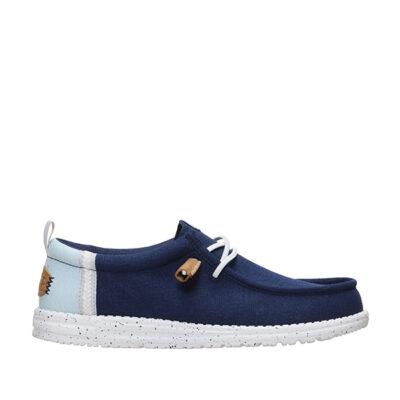 Hay zapatos que simplemente se llevan… y otros que realmente se disfrutan al caminar. Este modelo HD43086 de HeyDude pertenece claramente al segundo grupo. Estos zapatos HeyDude hombre destacan por su diseño en color azul navy con detalles multi, una combinación moderna que aporta personalidad sin perder elegancia. El azul marino es uno de los colores más versátiles del armario masculino. Combina fácilmente con vaqueros, pantalones chinos o looks casuales de verano, convirtiendo este modelo en una opción perfecta para el uso diario. Uno de los aspectos más valorados de los zapatos casual HeyDude es su increíble ligereza. Gracias a su estructura flexible, ofrecen una sensación de libertad en cada paso. Esto hace que sean ideales para caminar durante horas, viajar o afrontar jornadas largas sin sentir fatiga en los pies. Además, el diseño del calzado permite un ajuste cómodo que se adapta rápidamente al pie, proporcionando una sensación de bienestar desde el primer uso. Este tipo de zapatos casual hombre cómodos se han convertido en una de las opciones favoritas para quienes buscan un calzado práctico, moderno y fácil de combinar. La marca HeyDude es conocida por su innovación en calzado ligero, desarrollando modelos pensados para ofrecer comodidad real en el día a día. Si quieres descubrir más modelos similares, visita nuestra colección aquí 👉 https://luisrico.es/zapatos-hombre/ También puedes conocer más sobre la marca en 👉 https://www.heydude.com/ En definitiva, unos zapatos ligeros, cómodos y versátiles diseñados para acompañar cada paso con estilo.