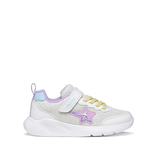 El calzado infantil debe ofrecer comodidad, resistencia y libertad de movimiento para acompañar a los niños en todas sus actividades diarias. Este modelo de Geox está diseñado precisamente para cubrir esas necesidades. Estas zapatillas Geox niño destacan por su diseño blanco con detalles multicolor, una combinación moderna que aporta energía y estilo al calzado infantil. El modelo está pensado para ofrecer comodidad durante largas jornadas de actividad, ya sea en el colegio, en el parque o durante momentos de juego. Uno de los aspectos más destacados de estas zapatillas infantiles Geox es la tecnología transpirable característica de la marca. Este sistema permite que el pie respire de forma natural, ayudando a mantener una sensación de frescura durante todo el día. La suela perforada con membrana especial permite la salida del sudor mientras evita la entrada de agua, manteniendo un microclima interno adecuado. Además, la estructura ligera y flexible permite que los niños puedan correr, saltar y moverse con total libertad. Estas zapatillas son ideales para el colegio, el parque o el uso diario, ya que combinan comodidad, resistencia y un diseño atractivo. Geox es una marca reconocida por su innovación en calzado infantil, desarrollando tecnologías pensadas para mejorar el bienestar del pie. Si quieres descubrir más modelos similares, visita nuestra colección aquí 👉 https://luisrico.es/zapatillas-nino/ También puedes conocer más sobre la marca en 👉 https://www.geox.com/ En definitiva, unas zapatillas infantiles ligeras, cómodas y transpirables diseñadas para acompañar cada aventura con estilo.