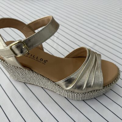 Sandalia Pitillos Oro – Cuña Media