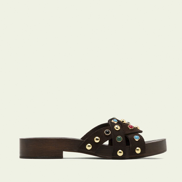 Sandalia mujer moka tachuelas doradas piedras colores tacón madera Porronet