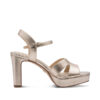 Las sandalias fiesta mujer doradas Tamaris están diseñadas para ofrecer una opción elegante y versátil para ocasiones especiales. Este modelo combina estética cuidada y funcionalidad, adaptándose a diferentes estilos sin esfuerzo. El acabado en color dorado aporta una estética luminosa y sofisticada, ideal para destacar en eventos como bodas o celebraciones. Este tipo de sandalias fiesta mujer doradas es perfecto para complementar vestidos de fiesta o conjuntos más formales. Su diseño estilizado permite integrarlas fácilmente en looks de ceremonia, celebraciones o salidas nocturnas. Estas sandalias aportan un toque elegante sin necesidad de recargar el conjunto. La estructura del modelo está pensada para ofrecer una pisada estable, facilitando su uso durante toda la jornada. Esto las convierte en una opción práctica para eventos donde se busca comodidad sin renunciar al estilo. Estas sandalias Tamaris mujer destacan por su capacidad de adaptarse a distintos estilos, desde looks más elegantes hasta combinaciones más modernas. Puedes descubrir más modelos similares en nuestra tienda online: https://luisrico.es Tamaris es una marca reconocida por su diseño y su enfoque en el confort dentro del calzado femenino. Puedes conocer más sobre sus colecciones en su web oficial: https://www.tamaris.com En resumen, estas sandalias fiesta mujer doradas son una opción versátil para eventos, pensadas para quienes buscan un calzado elegante, fácil de combinar y adaptado a ocasiones especiales.