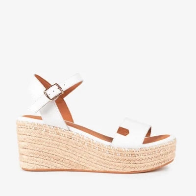 Las sandalias blancas mujer cuña esparto Popa están diseñadas para ofrecer una opción versátil y elegante para los meses de verano. Este modelo combina estilo mediterráneo y funcionalidad, siendo una elección ideal para diferentes ocasiones. El color blanco aporta una estética limpia y luminosa, convirtiendo estas sandalias en un básico imprescindible. Este tipo de sandalias blancas mujer cuña esparto es perfecto para crear looks frescos con vestidos, faldas o pantalones ligeros. La cuña de esparto de 8 cm junto con la plataforma de 3 cm permite ganar altura manteniendo una base estable. Esto hace que estas sandalias sean una opción muy utilizada durante el verano, ya que combinan estilo y funcionalidad. Fabricadas en piel, tanto en el exterior como en el interior, ofrecen una buena adaptación al pie y una mayor durabilidad. Esto las convierte en una opción adecuada para el uso continuado. La plantilla acolchada mejora la sensación en la pisada, facilitando su uso durante largas jornadas. Además, el cierre con hebilla permite ajustar el calzado al pie de forma sencilla, aportando seguridad en cada paso. Estas sandalias Popa mujer están pensadas para acompañarte en diferentes momentos, desde paseos hasta eventos más especiales. Su diseño permite integrarlas fácilmente en distintos estilos. Puedes descubrir más modelos similares en nuestra tienda online: https://luisrico.es Popa es una marca reconocida por su estilo mediterráneo y su calzado de verano. Puedes conocer más sobre sus colecciones en su web oficial: https://www.popabrand.com En resumen, estas sandalias blancas mujer cuña esparto son una opción versátil para el verano, pensadas para quienes buscan un calzado con altura, fácil de combinar y adaptado al uso diario.