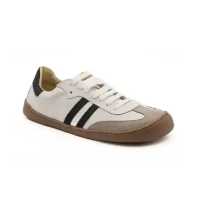 Zapatos deportivos de hombre en color blanco con detalles negros y suela de goma en tono marrón; calzado cómodo y versátil para deporte o uso diario.