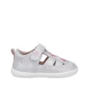 NIÑOS, ULTIMAS TALLAS Garvalin Zapato-Sandalia Respetuoso Suela Barefoot Blanco 601009 32,00 € IVA incl. Envío gratis desde 30€ Ideal para los primeros pasos de tu pequeña. Esta sandalia cerrada, confeccionada 100% en piel, brinda suavidad, transpirabilidad y comodidad durante todo el día. Su diseño con puntera reforzada protege los deditos, mientras que el práctico cierre de velcro asegura un ajuste perfecto y fácil de poner. Flexible, ligera y con suela antideslizante, acompaña cada paso con seguridad y estilo.