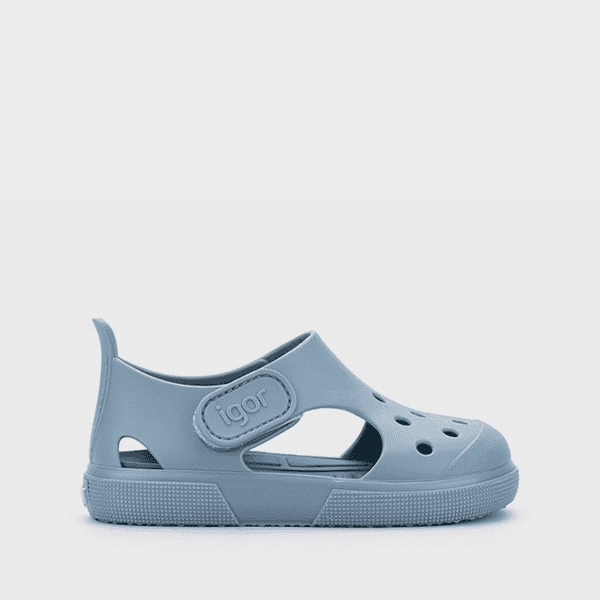 La sandalia Igor barefoot niño es una opción imprescindible para acompañar a los más pequeños durante el verano. Diseñada para entornos de agua como playa o piscina, combina comodidad, seguridad y resistencia. Igor es una marca especializada en calzado infantil, destacando especialmente en modelos preparados para el agua. Este diseño ofrece una gran funcionalidad adaptada a niños activos. Fabricada en PVC flexible de alta calidad, esta sandalia está preparada para mojarse sin perder sus propiedades. Su resistencia la hace perfecta para soportar el uso diario en verano. El concepto barefoot permite respetar el movimiento natural del pie, ofreciendo mayor libertad y favoreciendo una pisada más saludable. Gracias a su diseño, permite una mayor flexibilidad y comodidad. El cierre de velcro facilita el calce y permite un ajuste rápido y seguro, ideal para el día a día. Además, la suela con agarre antideslizante proporciona estabilidad en superficies húmedas, reduciendo el riesgo de resbalones. El color océano aporta un estilo fresco y veraniego, fácil de combinar con cualquier conjunto infantil. Su estructura ligera permite que los niños se muevan con total libertad, sin sensación de peso o incomodidad. 👉 Actualmente disponible en oferta con últimas tallas, una oportunidad perfecta para equipar a los más pequeños con un calzado cómodo y resistente. Si quieres descubrir más modelos similares puedes visitar nuestra colección de sandalias infantiles en: https://luisrico.es También puedes conocer más sobre la marca en la web oficial de Igor: https://www.igorshoes.com Una sandalia ligera, resistente y respetuosa pensada para disfrutar del verano con libertad, seguridad y máxima comodidad.