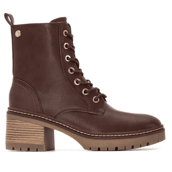 Botines de cuero marrón con tacón robusto y suela antideslizante, estilo calzado de calidad en tiendas de calzado Luis Rico.