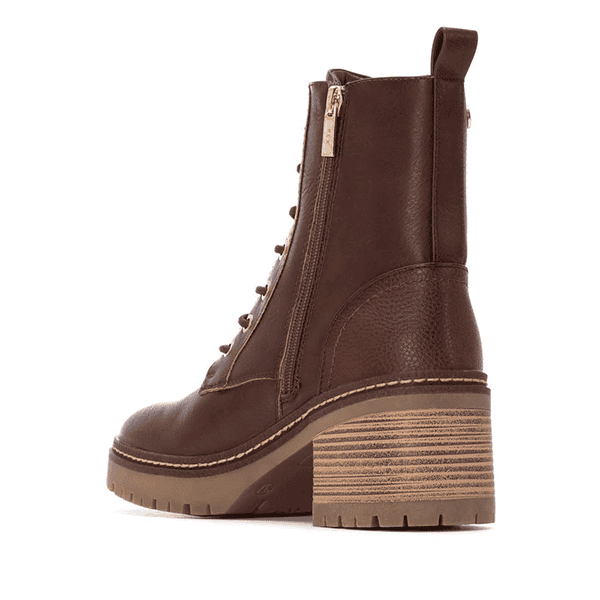 Botín de cuero marrón con tacón de madera, diseño moderno y cómodo, calzado de calidad para mujer en tiendas de calzado Luis Rico.