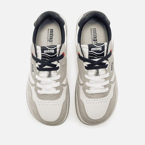 Zapatillas deportivas casuales de hombre en tonos blanco y gris, con detalles en negro y rojo, ideales para caminar y uso diario, disponibles en tiendas de calzado Luis Rico.