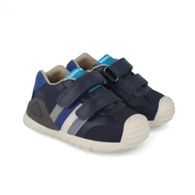 Zapatos deportivos infantiles con cierre de velcro en color azul y gris, ideales para actividades cotidianas y deportivas, fabricados con materiales de alta calidad para comodidad y durabilidad.