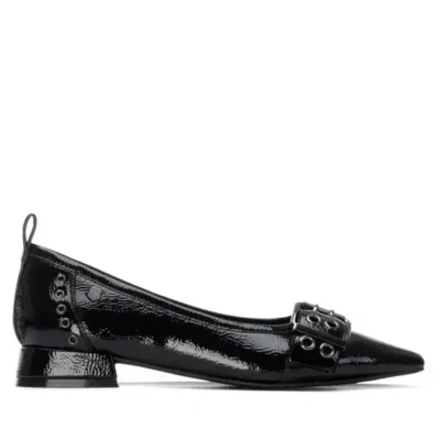 Zapatos de tacón bajo negros de charol con detalles de hebilla y perforaciones, ideales para moda moderna y elegancia.