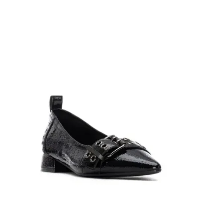 Zapato de mujer negro de charol con hebilla decorativa, ideal para calzado de vestir y eventos elegantes.