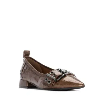 Zapato de tacón bajo en charol marrón con detalles metálicos y hebilla, ideal para diferentes ocasiones, en la tienda de calzado Luis Rico.