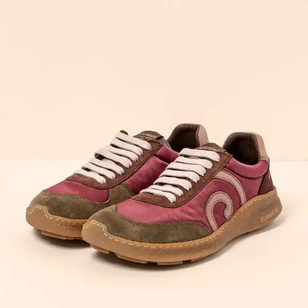 Zapatillas deportivas de mujer con diseño en tonos rosa y marrón, ideales para comodidad y estilo casual. Tiendas de calzado Luis Rico ofrecen calzado de calidad para todas las ocasiones.