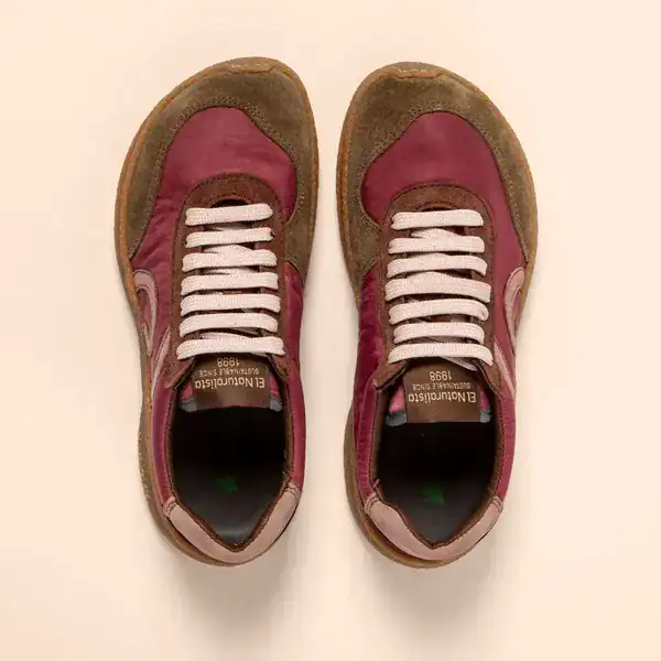 Zapatos deportivos deportivos de mujer en color burdeos y beige, con suela de goma, perfectos para running y actividades físicas, ideales para tiendas de calzado en Luis Rico.