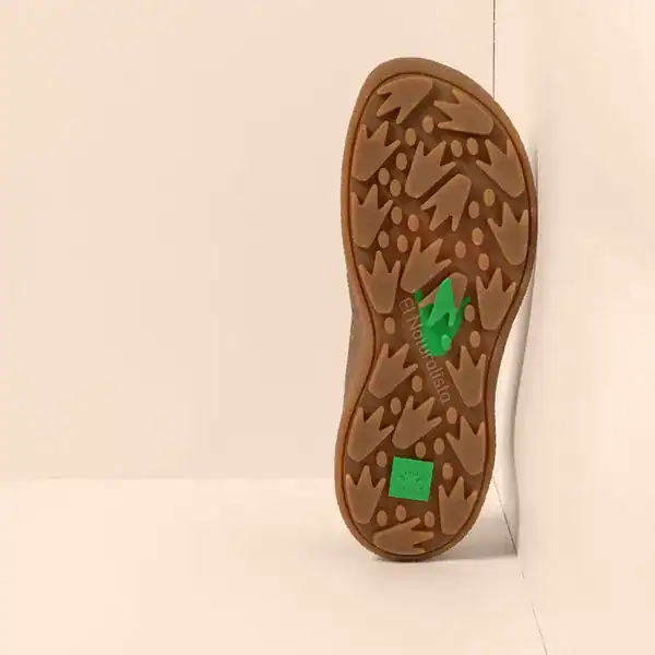 Zapato de mujer con suela de goma antideslizante y diseño innovador, ideal para calzado de moda y comodidad en tiendas de calzado Luis Rico.