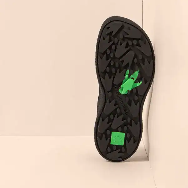 Zapato deportivo con suela antideslizante, diseño moderno y resistente, perfecto para actividades urbanas y casuales. Innovación en calzado de calidad para hombres y mujeres.