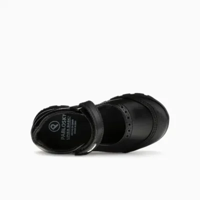 Zapato infantil clásico de charol negro con cierre velcro para niña o niño, ideal para ocasiones formales y escolares. Diseñado por Luis Rico para comodidad y estilo en calzado infantil.