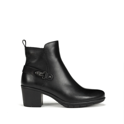 Botín de cuero negro con tacón grueso y detalles de hebilla, ideal para calzado de calidad en tiendas de calzado Luis Rico.