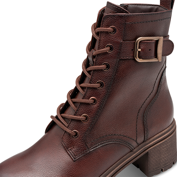Botín de cuero marrón con cordones y correa con hebilla, calzado de calidad para hombres, tienda de calzado Luis Rico, estilo elegante y resistente.