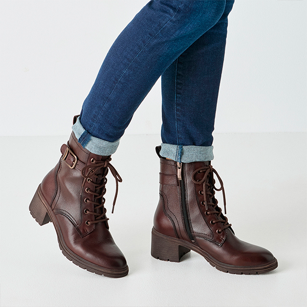 Botines de cuero marrón con cordones y cierre lateral, ideales para calzado casual y elegante.