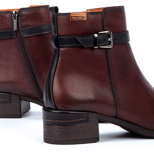 Botines de cuero marrón con hebilla y tacón cómodo, ideales para moda y calzado de calidad.