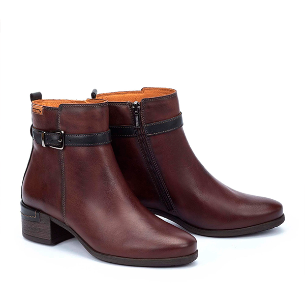 Botines de cuero marrón con tacón bajo y cierre lateral con cremallera, ideales para calzado de moda y comodidad.