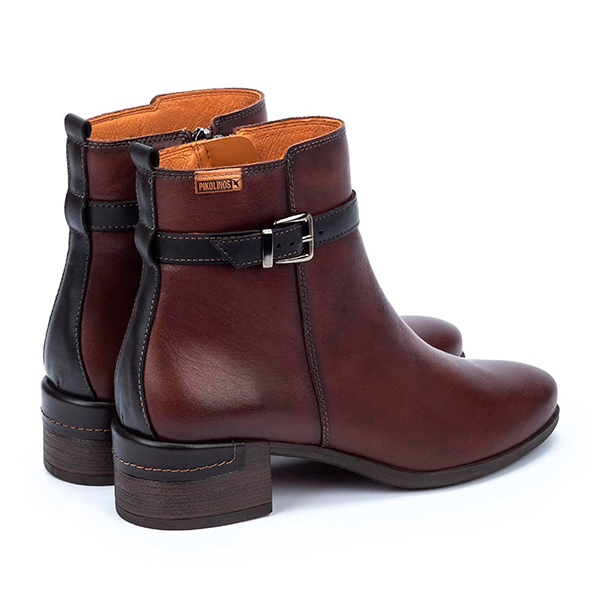 Botines de cuero marrón con hebilla, ideales para calzado de calidad y estilo en tiendas de calzado Luis Rico.