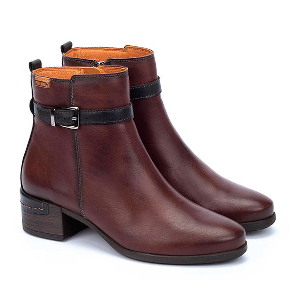 Botines de cuero para hombre con diseño elegante y cómodo, ideales para vestir con estilo en cualquier ocasión.