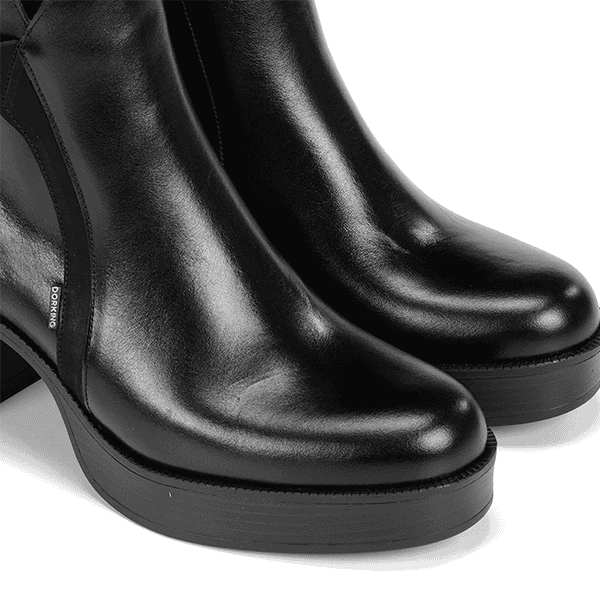 Zapatos de piel negros para hombre en tienda de calzado Luis Rico, estilo elegante y cómodo.