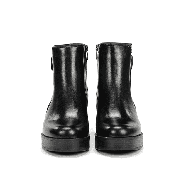 Botines de cuero negros para mujer con suela resistente, ideales para ocasiones formales y casuales. Calidad y estilo en cada paso, disponibles en Tiendas de calzado Luis Rico.