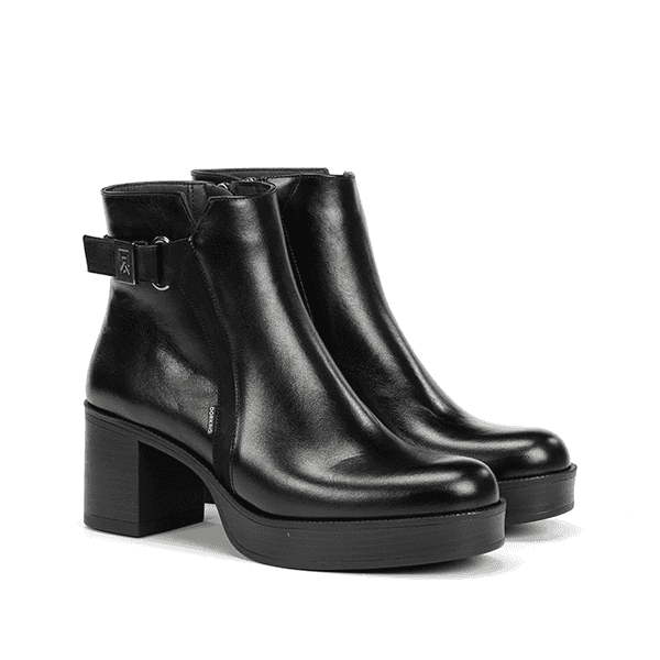 Botines de cuero negros con tacón chunky y cierre con hebilla, ideales para estilo elegante y cómodo. Diseñados por Luis Rico, expertos en tiendas de calzado de calidad.