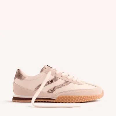 Zapatillas deportivas en color rosa con detalles de textura de serpiente, ideales para calzado casual y moda urbana en tiendas de calzado Luis Rico.