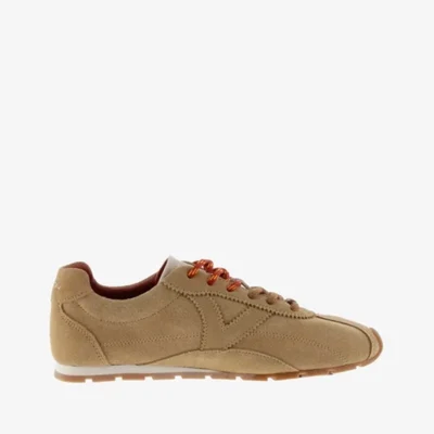 Zapatos de hombre deportivos en color beige con detalles en marrón y cordones naranjas, ideales para outfit casual y urbano.
