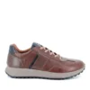 Zapatillas de cuero en color marrón con detalles de malla y suela antideslizante, ideales para calzado casual y comodidad diaria.
