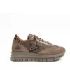 Zapatos deportivos de mujer con diseño en cuero y animales de estampado leopardo, ideales para calzado casual y deportivo, en tonos neutros.