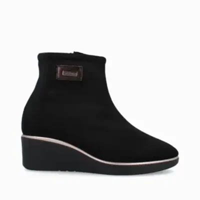 Botín de mujer negro con plataforma y cierre brillante, ideal para ocasiones elegantes y casuales.