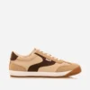 Zapatillas deportivas de estilo casual en beige con detalles en marrón y suela blanca, ideales para comodidad y moda en calzado para hombre y mujer en tiendas Luis Rico.