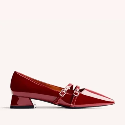 Zapato de tacón bajo de charol rojo con doble tirador y diseño elegante, ideal para combinar en ocasiones formales y casuales, disponible en tiendas de calzado Luis Rico.