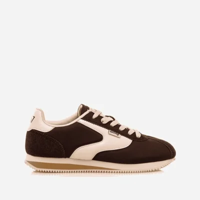 Zapatos deportivos de hombre en color negro y blanco, con suela antideslizante y diseño elegante, ideales para running y uso diario en tiendas de calzado Luis Rico.