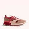 Cómodo zapato deportivo de mujer en tonos beige, rosa y burdeos, diseñado para estilo y rendimiento. Perfecto para correr, caminar o uso diario con comodidad y elegancia.