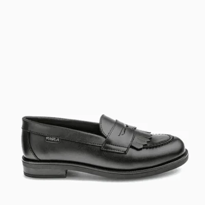Mocasín de cuero negro con flecos y suela cómoda, ideal para calzado de vestir en tiendas de calzado Luis Rico.