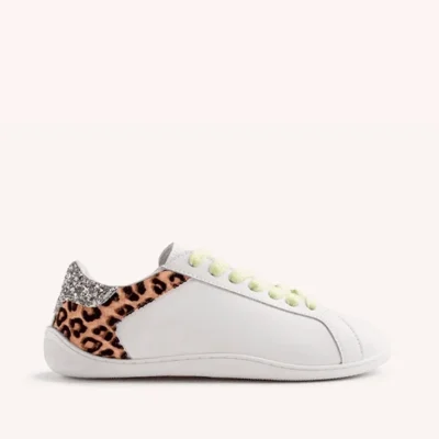 Zapatillas de mujer con estampado de leopardo, glitter en el talón y cordones en color pastel, ideales para un estilo moderno y casual.