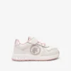 Zapato infantil deportivo en color blanco con detalles rosados y logo de calzado cómodo para niños.