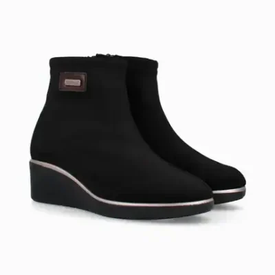 Botines de mujer negros con cuña y cremallera lateral, calzado de moda en tiendas de calzado Luis Rico.