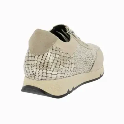 Zapatillas deportivas de mujer con diseño en tonos beige y textura de serpiente para comodidad y estilo en calzado casual.