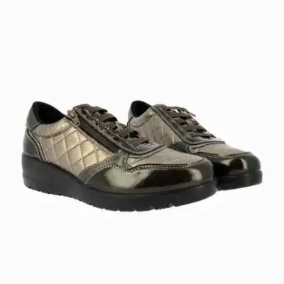 Zapatillas de mujer estilo casual con diseño cómodo y moderno en tonos dorados y negros de Luis Rico, ideales para combinar con outfits diarios y ofrecer confort durante todo el día.