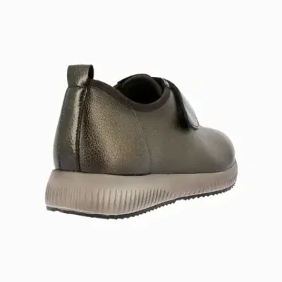 Zapato deportivo de hombre en estilo casual, calzado moderno y cómodo para uso diario.