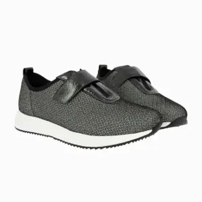 Zapatillas deportivas negras con detalles en gris y suela blanca, ideales para moda urbana y comodidad diaria.