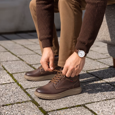 Botines hombre marrón piel cordones Callaghan Terrain puestos en modelo