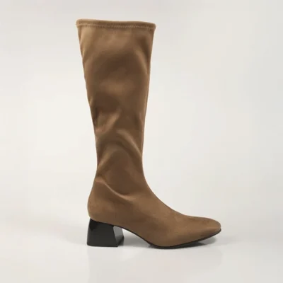 Bota alta elástica Miss Elastic 78663 color taupe con tacón cuadrado y acabado tipo ante